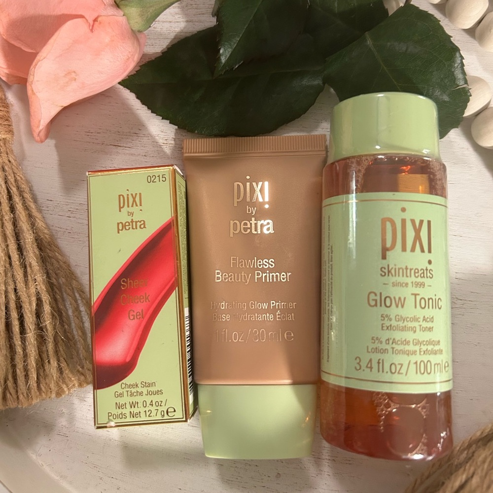 🌸 PIXI Glow Essentials Set 🌸
A sweet trio for soft, radiant skin + natural flush